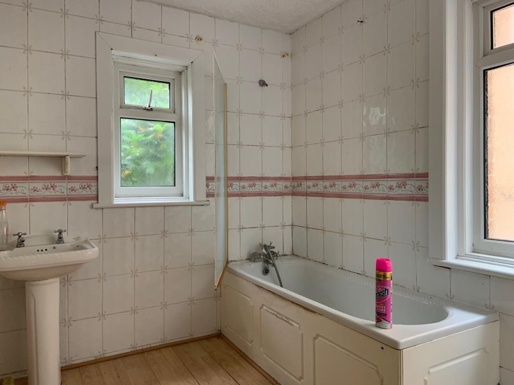 Lot: 41 - TERRACE HOUSE IN NEED OF REPAIR - Bathroom